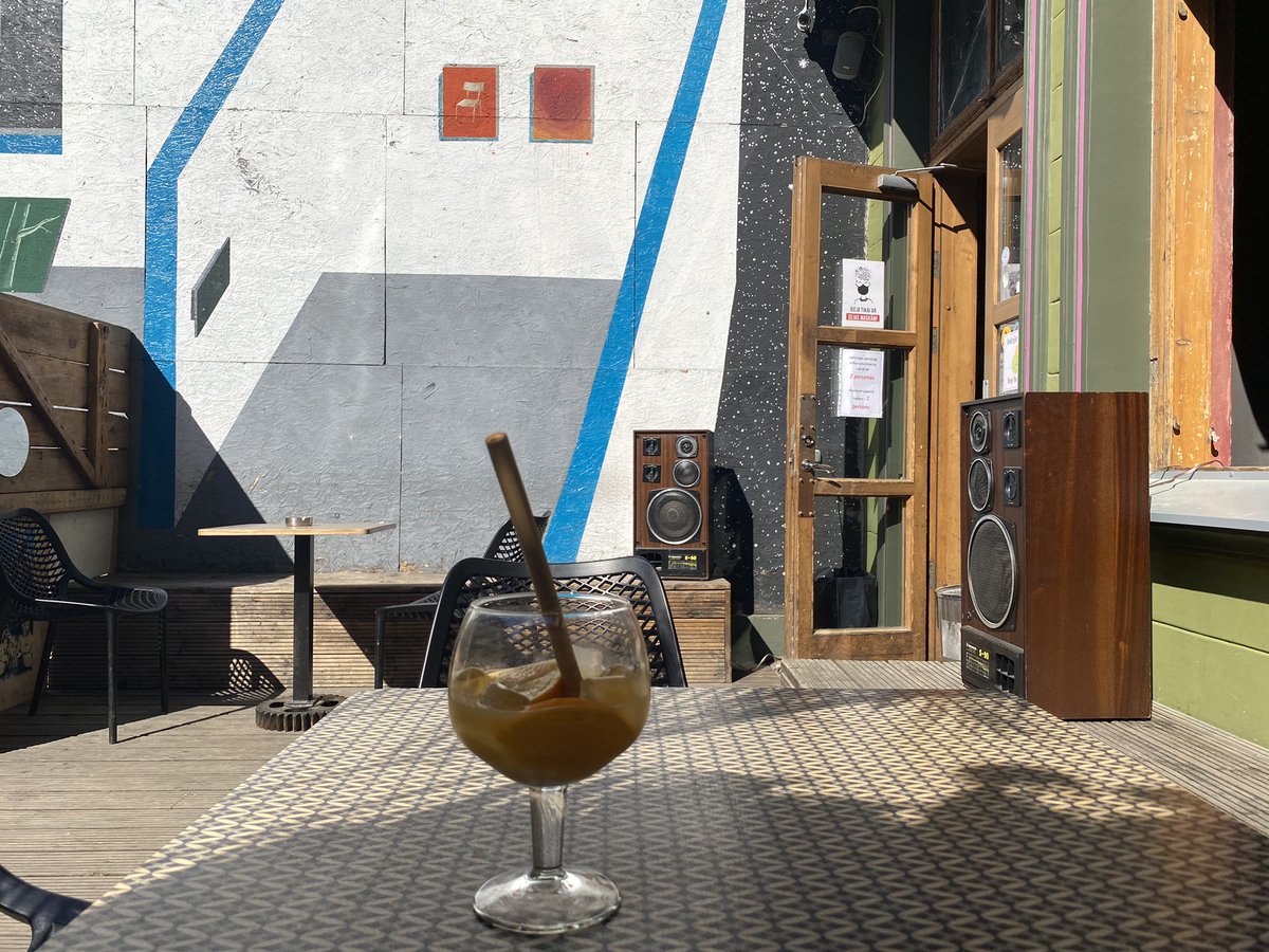 Šosezon nebija būts <a href="/KanepesKC/">Kaņepes Kultūras centrs</a>. Te ir džeks ar šaha dēli un zīmīti “Nāc spēlēt šahu ar mani”, pensionāri dzer vīnu, vīri lasa grāmatas, skan jancīga austrumu mūzika no platēm un bārā var dabūt sulu par 1EUR. Magic. ❤️