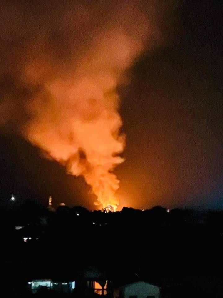 nslwin's tweet photo. MOEBYE, Shan State:

SAC Terrorists set some houses on fire today evening. They broke grocery stores and stole everything.

#June6Coup #WhatsHappeningInMyanmar #MilkTeaAlliance https://t.co/WmYcEPcKKT
