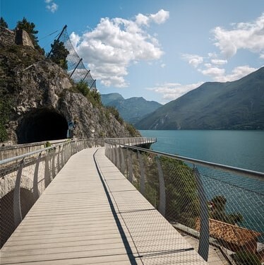 ecfeurovelo's tweet photo. Do you think #cycling on water is impossible? 🌊🚴‍
Not at #LakeGarda, close to #EuroVelo7. Here you can take the hanging cycle path above the biggest lake of Italy 🇮🇹 that unfolds in such a way that it can feel as if you cycle on water itself.

Read more👉https://t.co/BBjq6CLpGW https://t.co/90FYx1I77x