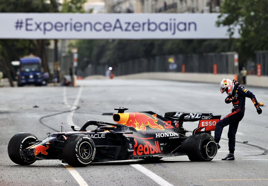 DonMillagy's tweet photo. Cuando tu Tsuru te deja botado en pleno carril central de Periférico.

#AzerbaijanGP #AzerbaiyanGP https://t.co/ReDzmb53E8