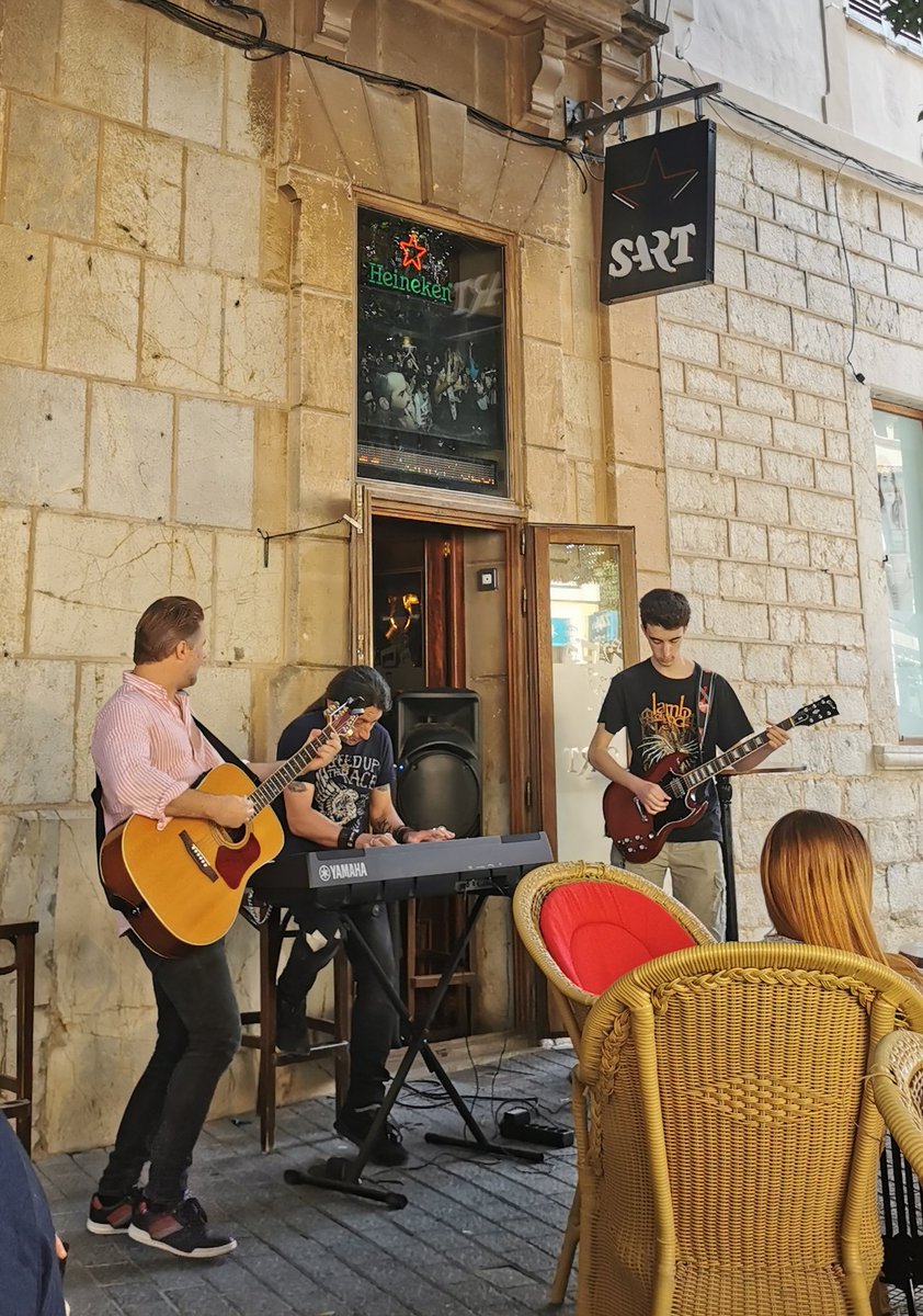SARTClub's tweet photo. Recuperam certa normalitat i amb ella els concerts! 💪🏻
🎸🎶
Ara mateix en directe i en acústic!
#SARTClub
#viulamusica https://t.co/GI9fw7Hia6