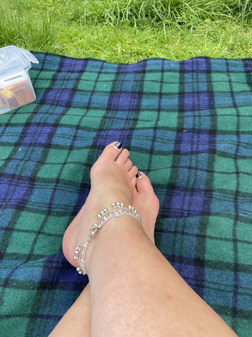 Picnic #feet #footfetish https://t.co/mGk6IJeT4B<a href="/tag/feet"class="tags">#feet</a><a href="/tag/footfetish"class="tags">#footfetish</a>