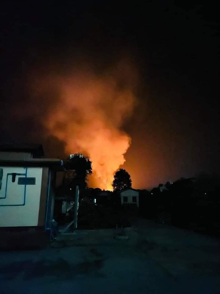 kay_2439's tweet photo. Terrorist military councils set fire to homes and loot public property in Moebyae, Chin State tonight
#RejectCoupRejectASEAN
#June6Coup
#WhatsHappeningInMyanmar https://t.co/rSPFoTgsYN