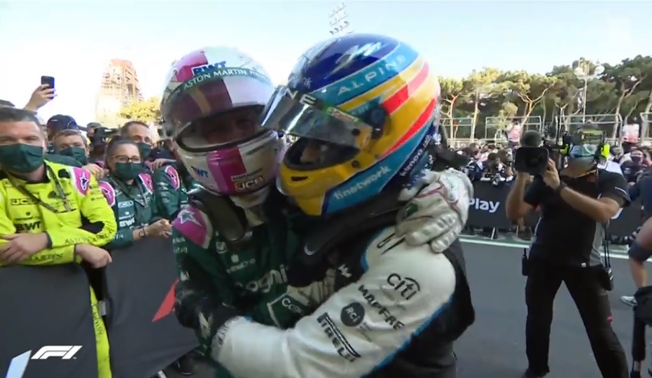 SoyMotor's tweet photo. ¡QUÉ IMAGEN! Fernando Alonso felicita a Vettel
📺https://t.co/TiVIEqDodu
📺https://t.co/UsNqEo9XqV
📝https://t.co/hox3ih0ett

#F1 #AzerbaijanGP #DirectoSM https://t.co/V1xgcoOFoB