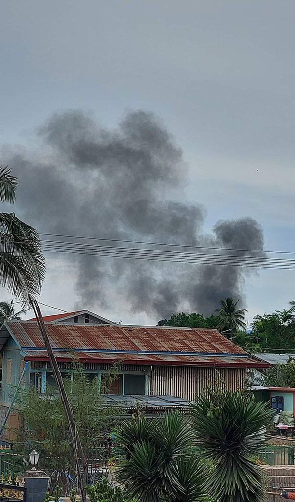 Potatone_21's tweet photo. Terrorist SAC group set 2 houses on fire in Pwe Gone Ward 3 in Mobye, Shan State this afternoon. Junta is not only kill us but also destroy everything we own, physically and emotionally. #RejectCoupRejectASEAN #June6Coup #WhatsHappeningInMyanmar https://t.co/2Jiehrmn8c