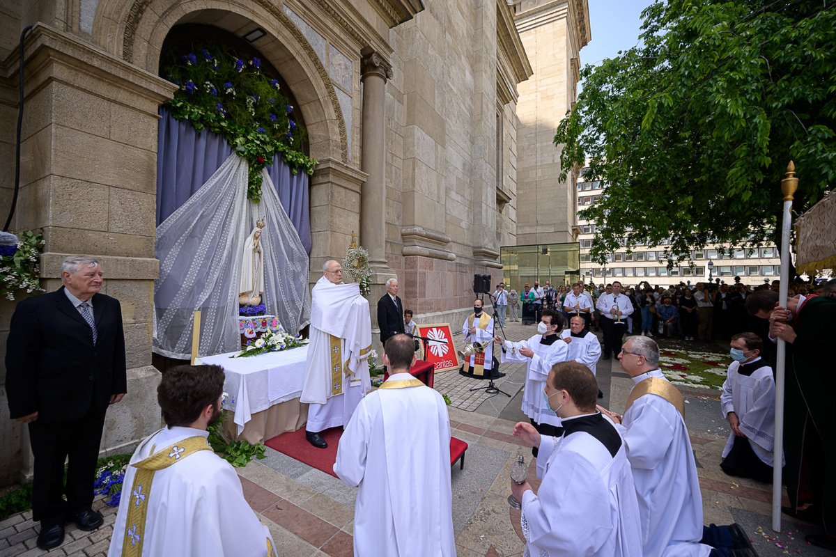 #CorpusDomini celebrated in #Budapest by #CardinalErdő in St Stephen's Basilica w/ traditional procession & four stations.