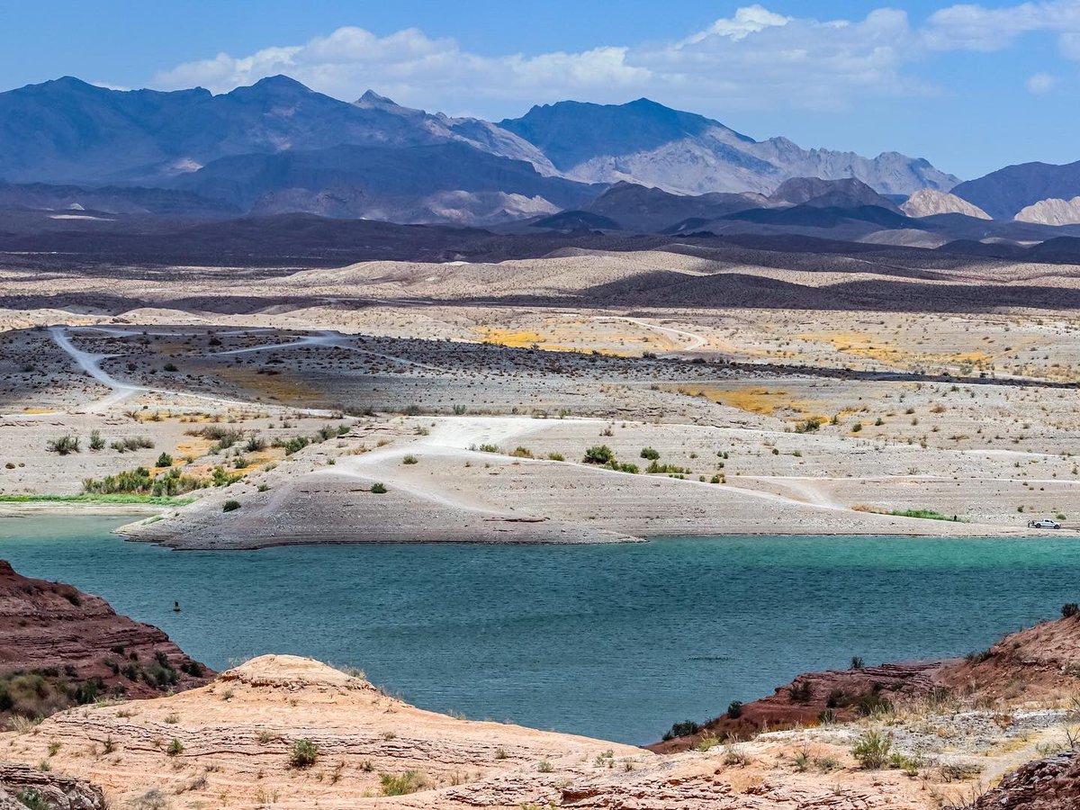 Happy Sunday.

This is just a small portion of Lake Mead National Recreation Area, but it’s a nice sample of the scenery you’ll fine here. 

Lake Mead National Rec Area encompasses 1.5 million acres of land and water. 

#lakemead
#visitnevada
#landscapephotography
#picfair