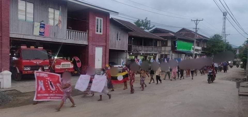 wyp_131's tweet photo. Residents in Moegaung, Kachin State, conducted an evening strike against the dictatorship, despite the inspections and patrols. #RejectCoupRejectASEAN #June6Coup #WhatsHappeningInMyanmar https://t.co/ZoidEfTyNM