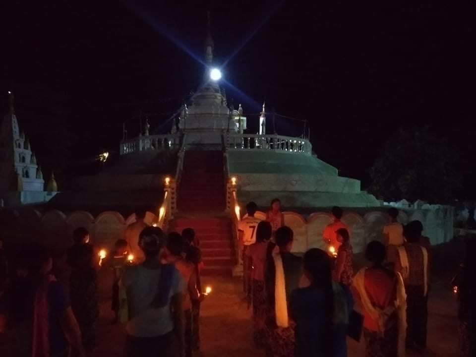 BlueLin29189012's tweet photo. Night strike against military dictatorship and prayers for fallen heroes of Spring Revolution at Tat Kaung Village, Depayin Township, Sagaing Region. #RejectCoupRejectASEAN #WhatsHappeningInMyanmar #June6Coup https://t.co/FQdrYw7UAU