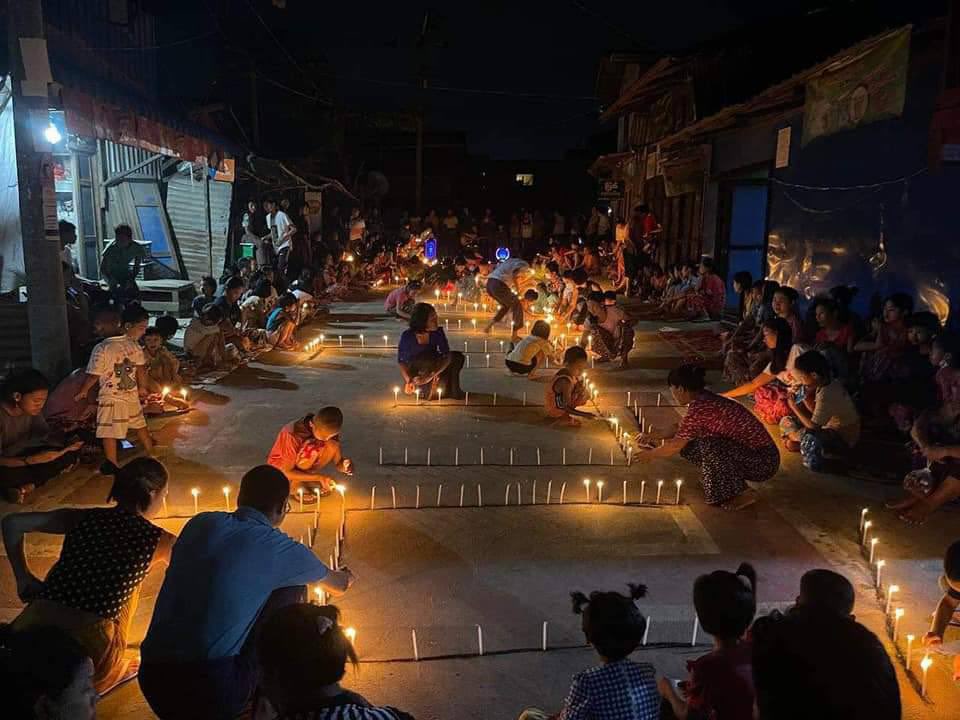 BlueLin29189012's tweet photo. Residents from Hpakant staged candlelight night strike against military dictatorship. #RejectCoupRejectASEAN #WhatsHappeningInMyanmar #June6Coup https://t.co/f4CDHi2Cdc