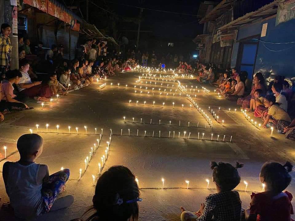 BlueLin29189012's tweet photo. Residents from Hpakant staged candlelight night strike against military dictatorship. #RejectCoupRejectASEAN #WhatsHappeningInMyanmar #June6Coup https://t.co/f4CDHi2Cdc