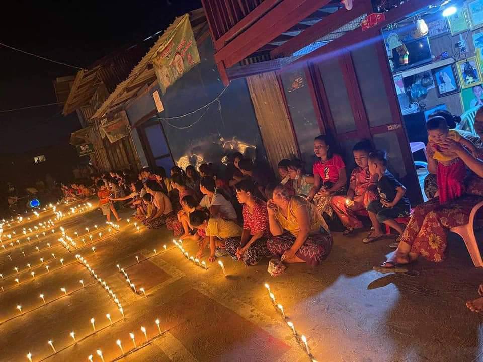 BlueLin29189012's tweet photo. Residents from Hpakant staged candlelight night strike against military dictatorship. #RejectCoupRejectASEAN #WhatsHappeningInMyanmar #June6Coup https://t.co/f4CDHi2Cdc