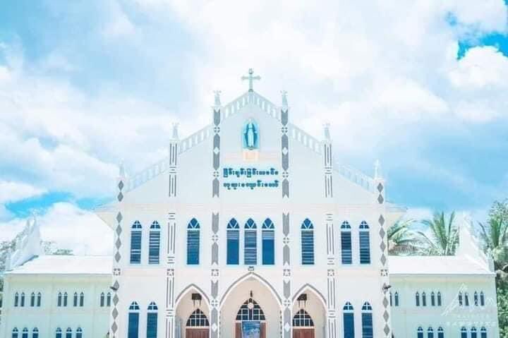 NICOLEluvmm's tweet photo. Even under the white flag, Dawngankha Catholic Church of Peace have been damaged by heavy artillery of Military terrorists in #Demoso township, #Karenni State. The white flag is a symbol of a truce or surrender.
#RejectCoupRejectASEAN
#June6Coup
#WhatsHappeningInMyanmar https://t.co/8s4dqmlSjx