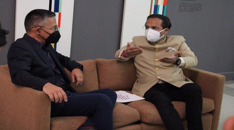 VTVcanal8's tweet photo. Venezuela e India reafirman cooperaciones bilaterales en materia cultural

 #CaraboboBicentenario 

https://t.co/ufeRdpm3Lp https://t.co/8YC9WmmzLA
