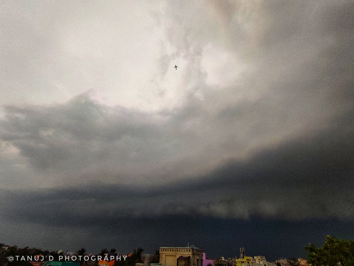 AITC4N24PGS's tweet image. Fly above the Thunder Cloud....
#redminote9promax
P.C- Tanuj Majumdar 
Tanuj'D Photography
D.O.P- 06.06.2021
#thunderstorm #rain #Clouds