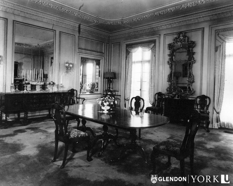 GlendonCampus's tweet photo. #DimanchedEpoque : Avant que la cafétéria existe… 🍔 
.
#VintageSunday: Before we had the cafeteria... 🍕 

#Glendon #DimancheParfait #SundayMood https://t.co/uxz29jEtHL