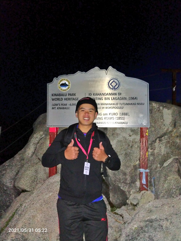 AzuanDourin's tweet photo. KINABALU PARK 
WORLD HERITAGE

(LOW'S PEAK - 4,095.2 M,
MT, KINABALU)

The journey to the summit is so tiring that it struggles with physical mental emotions as well as coldness. 
Once I reached the top I sat quietly and enjoyed the scenery around me.
31/05/2021
#mountkinabalu https://t.co/nqa0bbqoK3