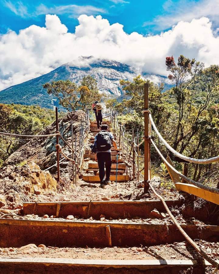 AzuanDourin's tweet photo. KINABALU PARK 
WORLD HERITAGE

(LOW'S PEAK - 4,095.2 M,
MT, KINABALU)

The journey to the summit is so tiring that it struggles with physical mental emotions as well as coldness. 
Once I reached the top I sat quietly and enjoyed the scenery around me.
31/05/2021
#mountkinabalu https://t.co/nqa0bbqoK3