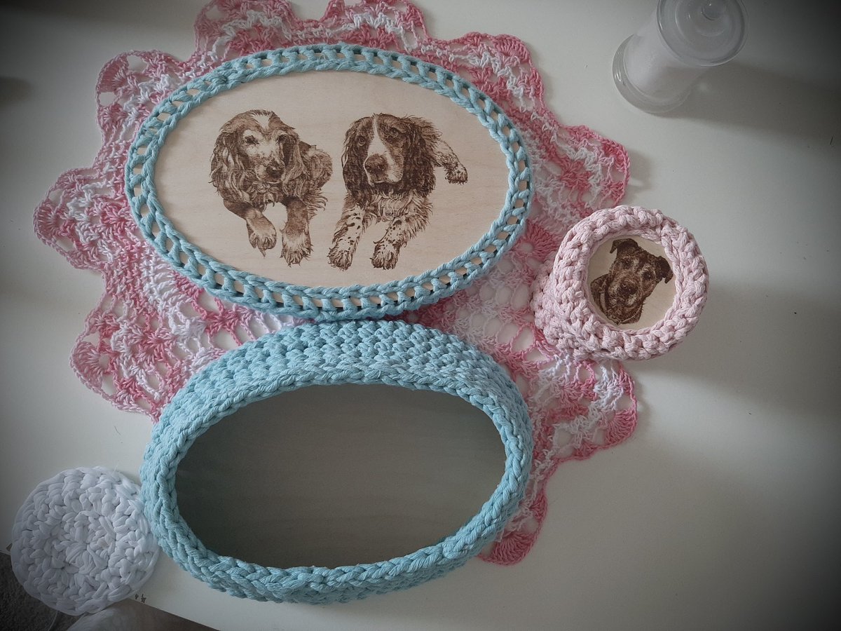 TimberTattooist's tweet photo. Crochet Gifts 4 You and Timber Tattooist have joined forces to bring you #pyrography #petportrait #crochet #baskets! We absolutely love them! They are made to order and available in a variety of shapes, sizes, colours and yarns. Message me to enquire or place an order https://t.co/PyJMh07jyF