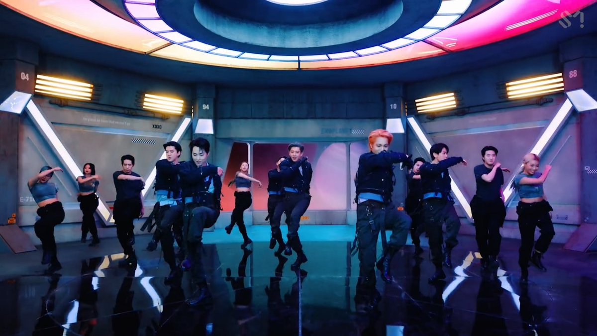 92LOOKS's tweet photo. CHANYEOL CENTER OMG https://t.co/tnXuhCt8NC
