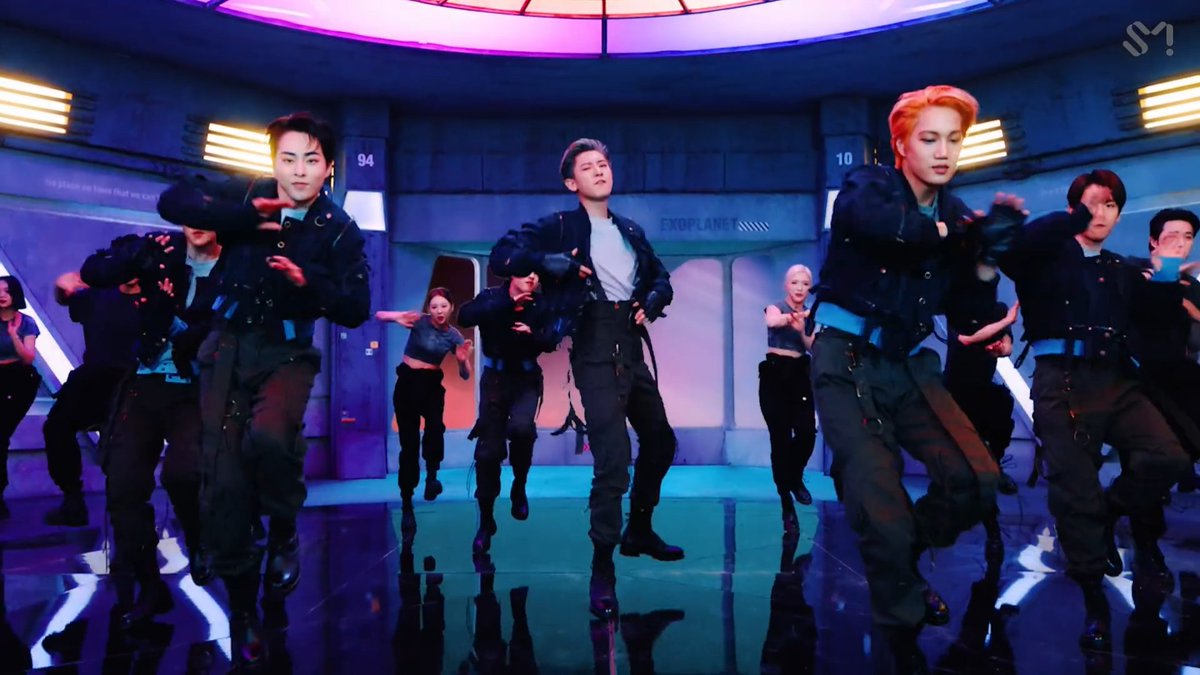 92LOOKS's tweet photo. CHANYEOL CENTER OMG https://t.co/tnXuhCt8NC