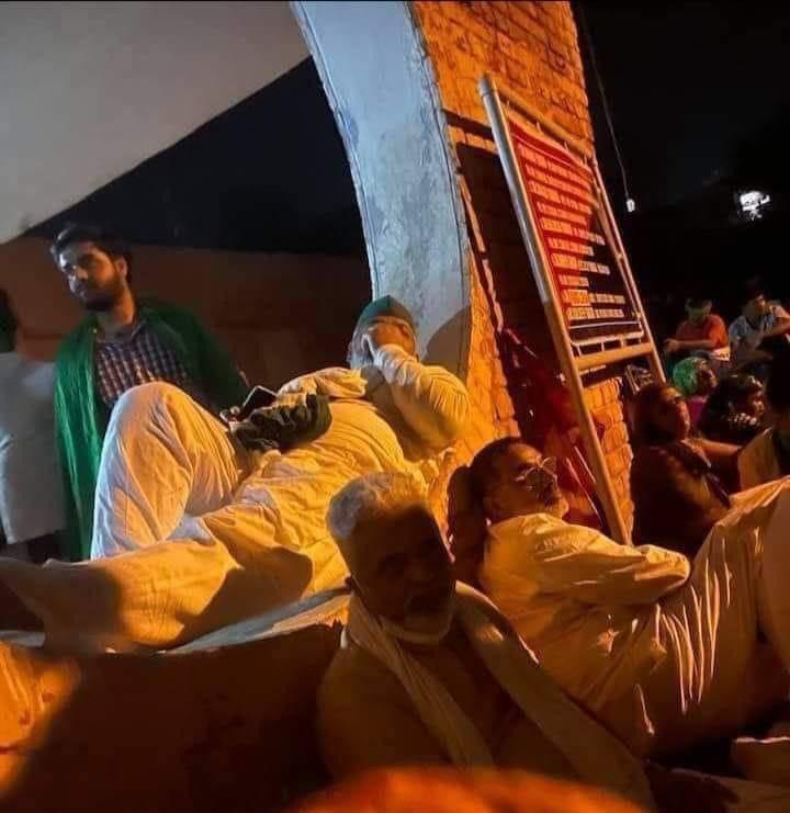 BaltejPannu's tweet photo. ਕੁਛ ਲੋਕ ਕਹਿੰਦੇ ਹਨ ਕਿ ਕਿਸਾਨ ਆਗੂ ਫਾਈਵਸਟਾਰ ਹੋਟਲਾਂ ਵਿੱਚ ਸੋਂਦੇ ਹਨ, ਇਹ ਪਿਛਲੀ ਰਾਤ ਦੀ ਟਿਕੈਤ ਸਾਹਿਬ ਦੀ ਫੋਟੋ ਹੈ ਜਿਸ ਵਿੱਚ ਟਿਕੈਤ ਸਾਹਿਬ ਸਦਰ ਥਾਨਾਂ ਟੋਹਾਣਾ (ਹਰਿਆਣਾ) ਦੀ ਇਕ ਬੰਨੀ ਤੇ ਸੁੱਤੇ ਹਨ। ਕਿਸਾਨ ਅੰਦੋਲਨ ਦੇ ਸੰਘਰਸ਼ੀ ਯੋਧਿਆਂ ਦੇ ਸਿਰੜ ਨੂੰ ਸਜਦਾ। https://t.co/NVmzGuY37R