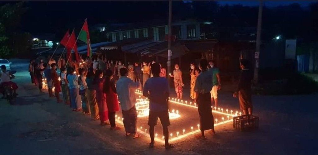 BlueLin29189012's tweet photo. Residents of #Hpakant's #Mashikahtaung neighborhood staged a CandleLightStrike to protest the military regime. #RejectCoupRejectASEAN #June6Coup #WhatsHappeningInMyanmar https://t.co/DXipwRPZit