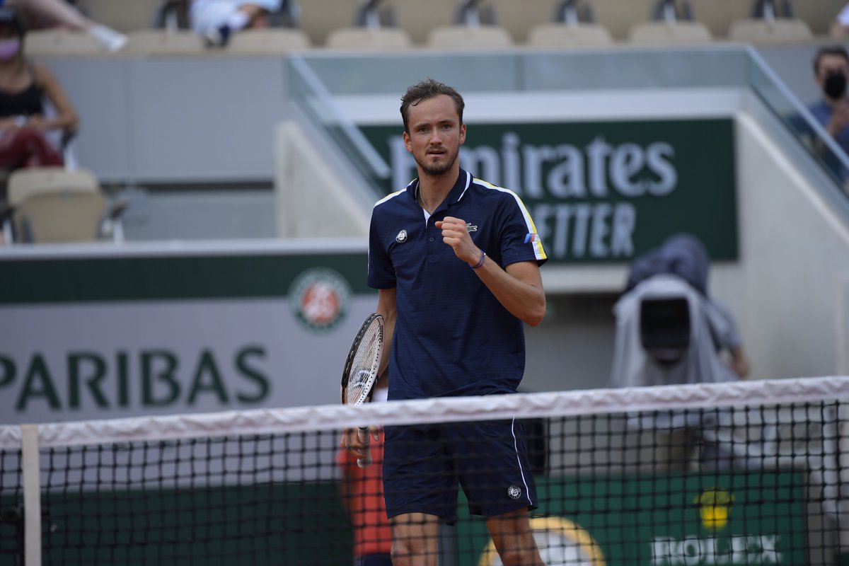 2⃣e semaine pour la 2⃣e tête de série.

<a href="/DaniilMedwed/">Daniil Medvedev</a> sort Garin 6-2, 6-1, 7-5 et avance en quarts de finale à Paris. Son prochain adversaire : Stefanos Tsitsipas.

#RolandGarros