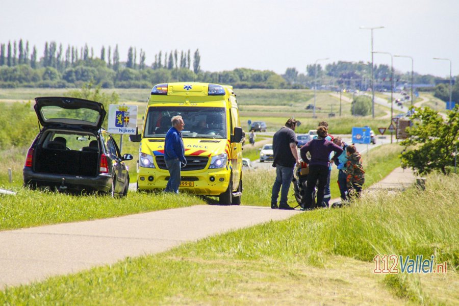 Man en kind lichtgewond na val met motor op de Berencamperweg in #Nijkerk. 112Vallei.