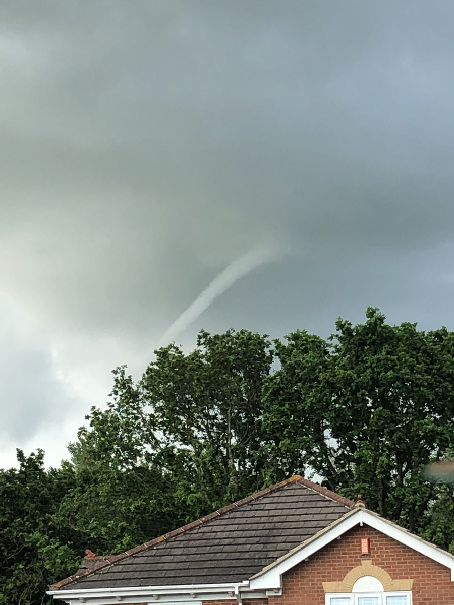 mrsflook's tweet photo. Freaky cloud tonight! #minitwister #WeatherWatchers #bristol #Clouds @bbcpointswest https://t.co/3egl51MFUa