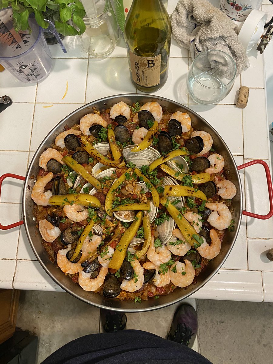 airunityco's tweet photo. @heyadamroberts @TheKitchenista @Fleafasano @ArturoDelPuerto @tellesio When I make Paella there’s always a half dozen to a dozen people to feed https://t.co/AKhqZBAxUd