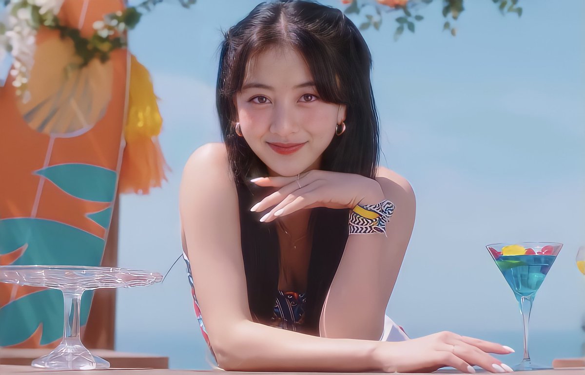 cheesekimbab_sn's tweet photo. 同一人物……?
#jihyo_performanceproject
#AlcoholFree
#Taste_of_Love https://t.co/JYRYPDHNao