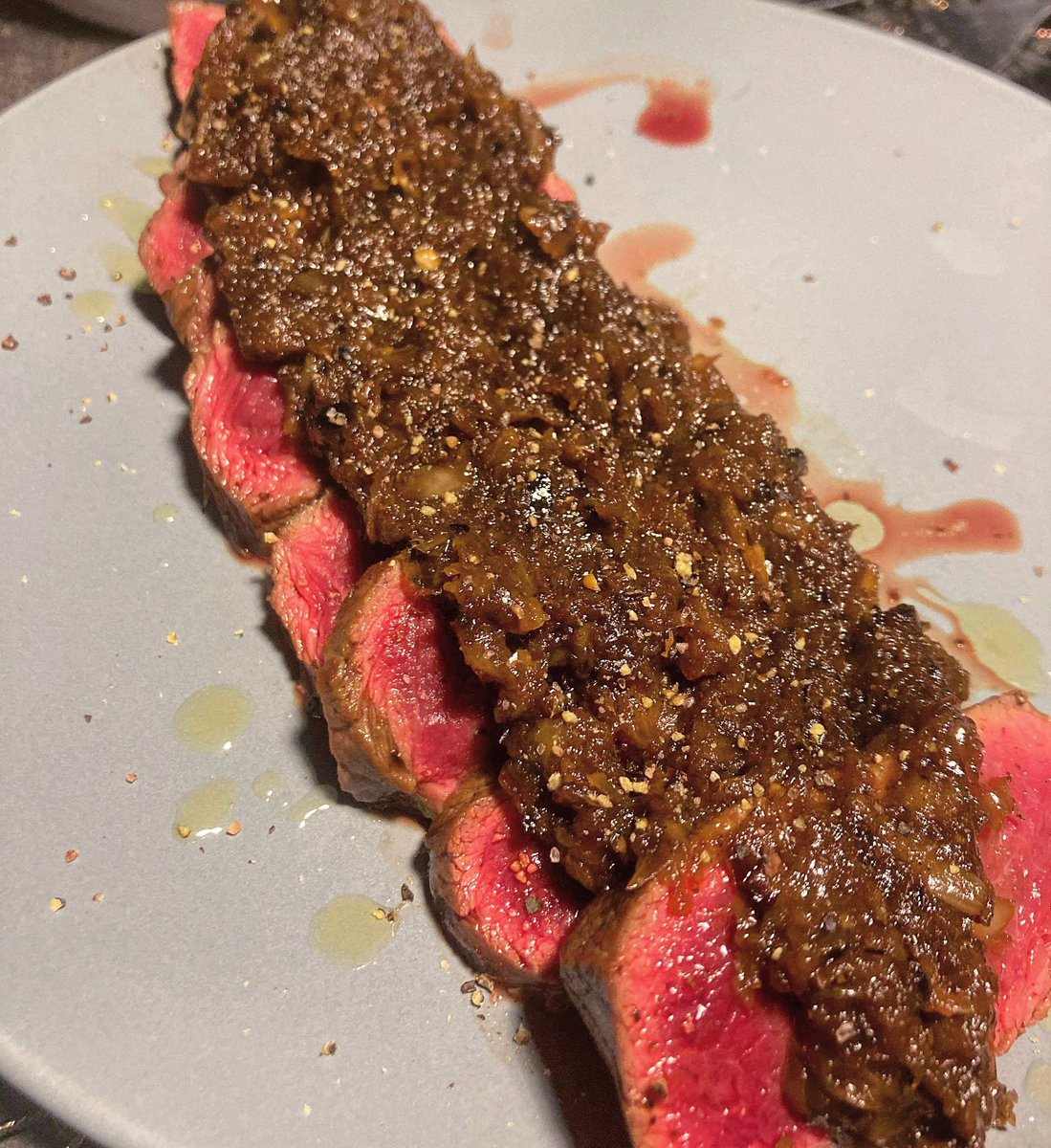 ArtworksHiro's tweet photo. みじん切りの玉ねぎを、バターと一緒に低温で茶色くなるまで炒める。一度、フライパンから外して、肉を焼き、焼き終わった肉汁にすりおろした玉ねぎ、みりん、料理酒、ニンニクを入れて煮詰め、そこに先ほど茶色くした玉ねぎと醤油、砂糖少々、米酢を入れて味を調整して完成🥰
#シャリアピンソース https://t.co/c981s8h5bw
