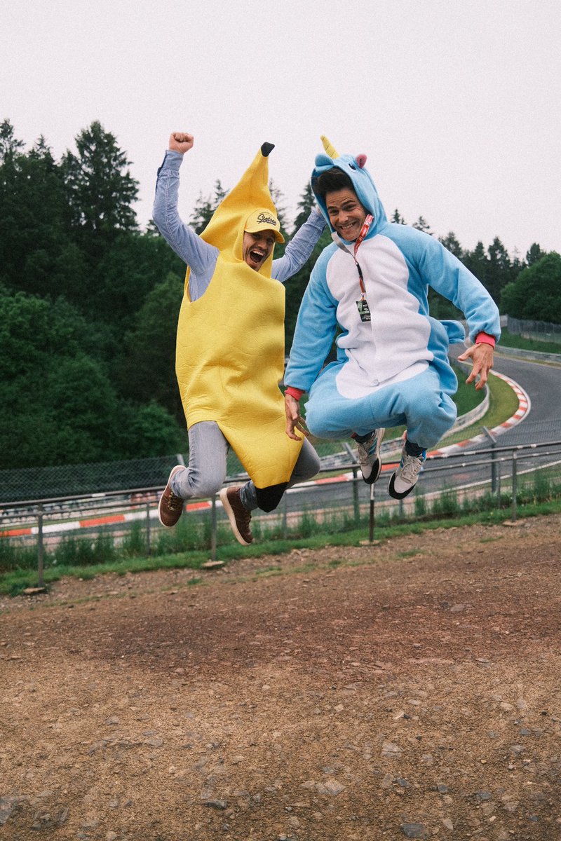 strittz's tweet photo. Das 24h Rennen am Nürburgring war gewohnt aufregend und turbulent. 🌦

Regen aus Kübeln, Nebelschwaden dicht wie Wände und eine historisch lange Rennunterbrechung - und irgendwo mittendrin: ein Einhorn und eine Banane. 🦄🍌

#24hNBR #24hNITRO https://t.co/MNzOBFUyl0