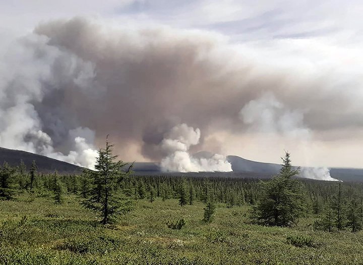 @defis_eu @tveitdal @WMO @EUClimateAction @EU_ENV @siberian_times @greenpeaceru @wwfRU @m_parrington @JPvanYpersele @EO_OPEN_SCIENCE Arctic fires worsen & threaten world famous park set to recreate woolly mammoth era along Kolyma River from the town of Srednekolymsk. Arctic Serengeti can slow the release of dangerous carbon gases into the atmosphere where permafrost is thawing. Siberian Times 01 July 2020.