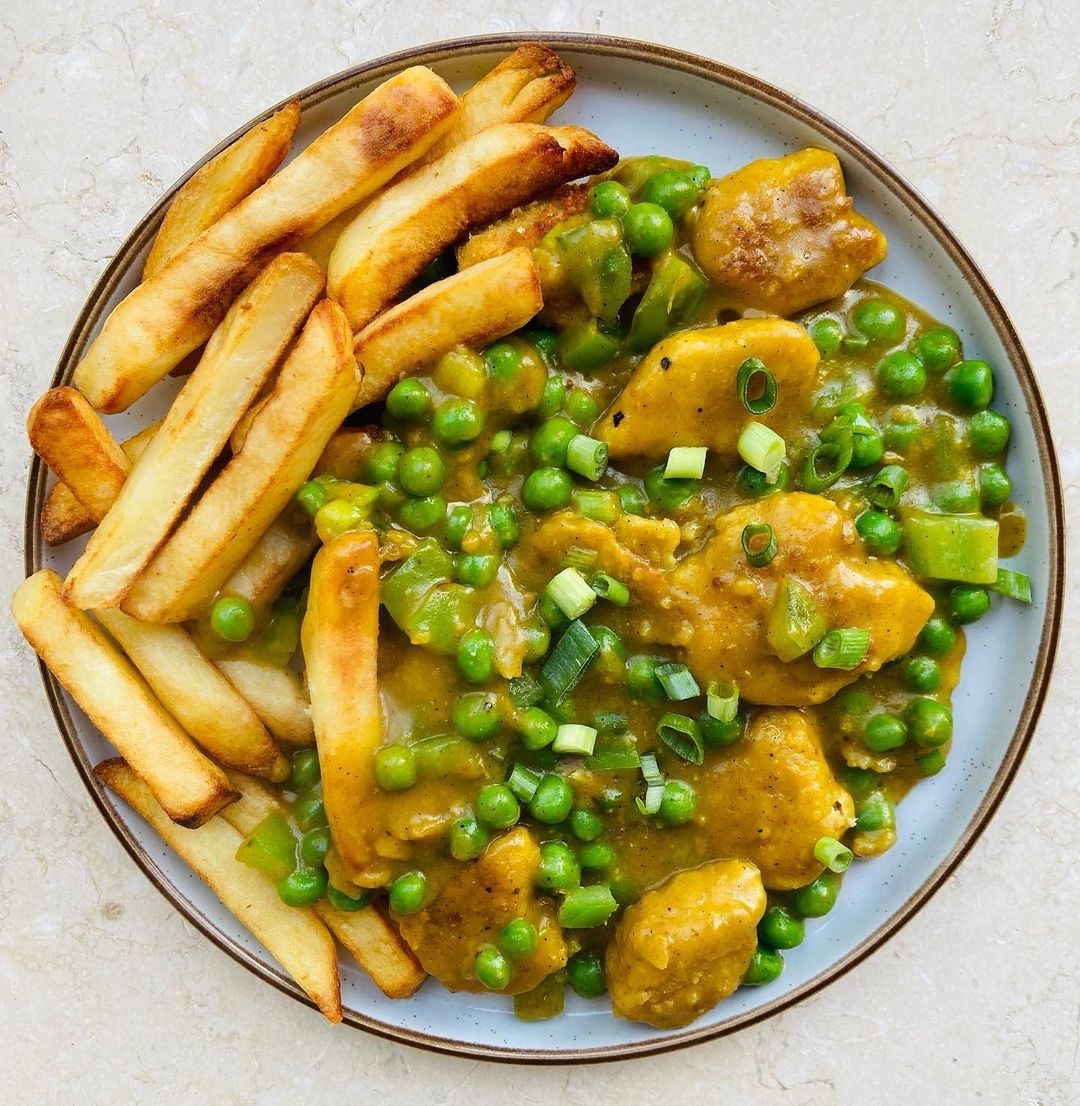 Chik’n Curry Sauce &amp; Chips ~
-
Chinese style curry sauce thanks to @mayflowertastesgood with <a href="/this/">NOT @THIS</a>.uk chik’n nuggets and <a href="/mccainukie/">McCain UK IE</a> chips.
-
Seriously, is there a better Saturday night feast?!
-
#slimmingworld #diet #follow #weightwatchers #food #motivation #love