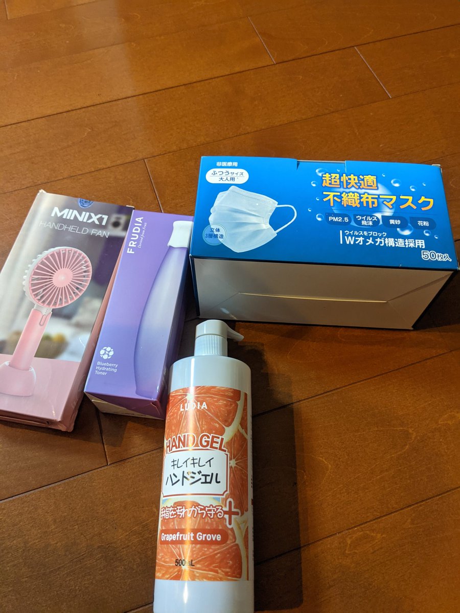 yurippe061's tweet photo. 本日のお買い物♡
やはり大好きなRadyのバッグは可愛い♥そして、新発売のヘアピンも可愛い💞
中野の韓国コスメのお店行ったら、ノベルティの方が山盛り(笑)買ったものよりノベルティ(写真3枚目)の方が多い😂
ハンドジェル重かったー💦
#Rady
#weaponshop https://t.co/9feQQmHEIM