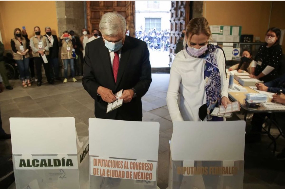 enlazonacero's tweet photo. @lopezobrador_ y @BeatrizGMuller salen a ejercer su derecho a votar este domingo 6 de Julio. #JornadaElectoral2021 https://t.co/QZtFNlzA9j