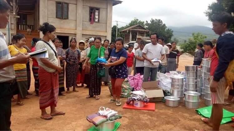 Chanapai247's tweet photo. The Shan Students Union (TSU) donated food and supplies to more than 50 war-affected households in #Panlong Village Tract, #Namtu Tsp, Northern Shan State.
TSU helped those affected by the fire in Shan / North, Kachin State and also helped refugees in Karenni State. https://t.co/jhSVcTOXX8