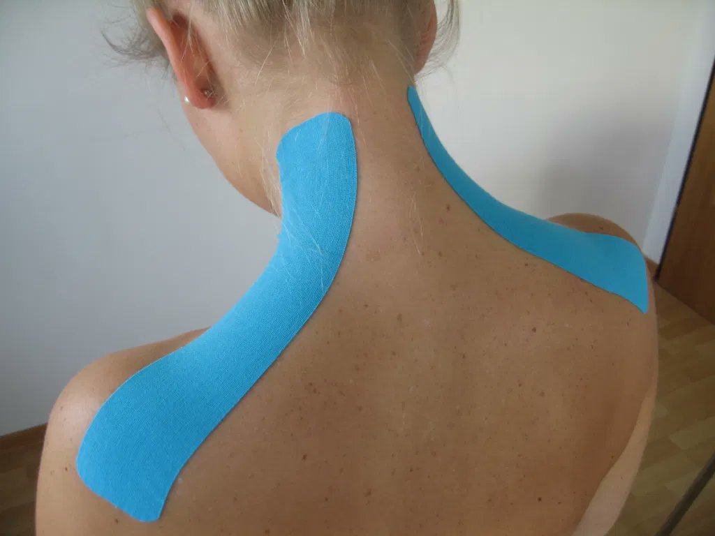 BodyundMind's tweet photo. #KinesioTaping ist schon seit mehreren Jahren eine gängige Behandlungsmethode und wird in der #Sportmedizin und #Physiotherapie bei der #Schmerztherapie eingesetzt - Doch wie genau wirkt Kinesio Tape? https://t.co/fT4OYRI9mC https://t.co/ZPejYz8B5l