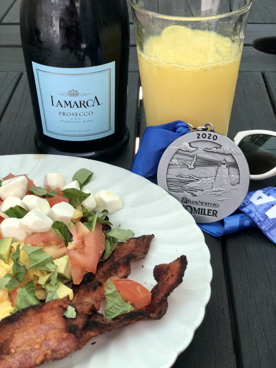 Emjay1028's tweet image. Just a *bit* toasty for the @Newport10Miler today 🔥🥵🥴 Thanks to @GrayMatter_MKT, the race organizers, all the volunteers and #Newport police for keeping the runners safe and well hydrated! Now it’s time to #EatAllTheThings! #RI #Running #RunnerBliss #SundayRunday #RaceDay