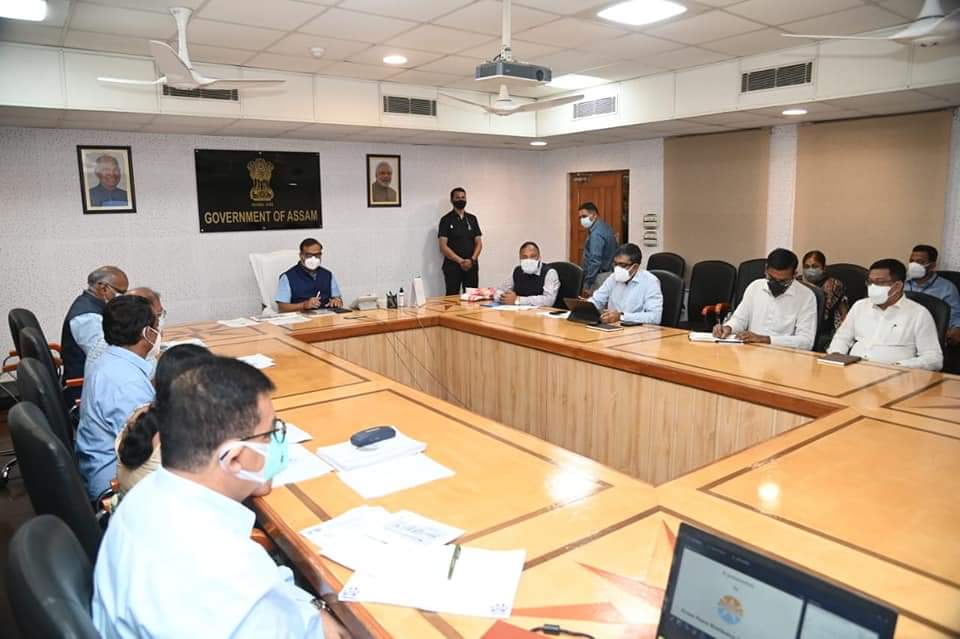 KishoreBJP's tweet photo. HCM @himantabiswa  reviewed the functioning of Power Department and its three companies #APDCL, #AEGCL and #APGCL at a meeting held at Janata Bhawan in presence of HM @BimalBorahbjp. 
HCM advises several measures in the meeting to transform these companies into profit making one. https://t.co/XY1sSn35v1