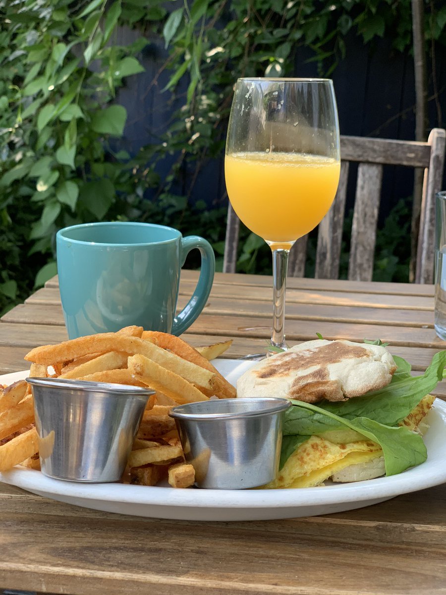 robinrothstein's tweet image. Best breakfast sandwich I’ve ever had. A gooey, spicy dream. Got to savor it in a gorgeous backyard garden to boot.👍👍 #nothyperbole #supportsmallbusiness #bestbrunches #Brooklyn @FarmOnAdderley