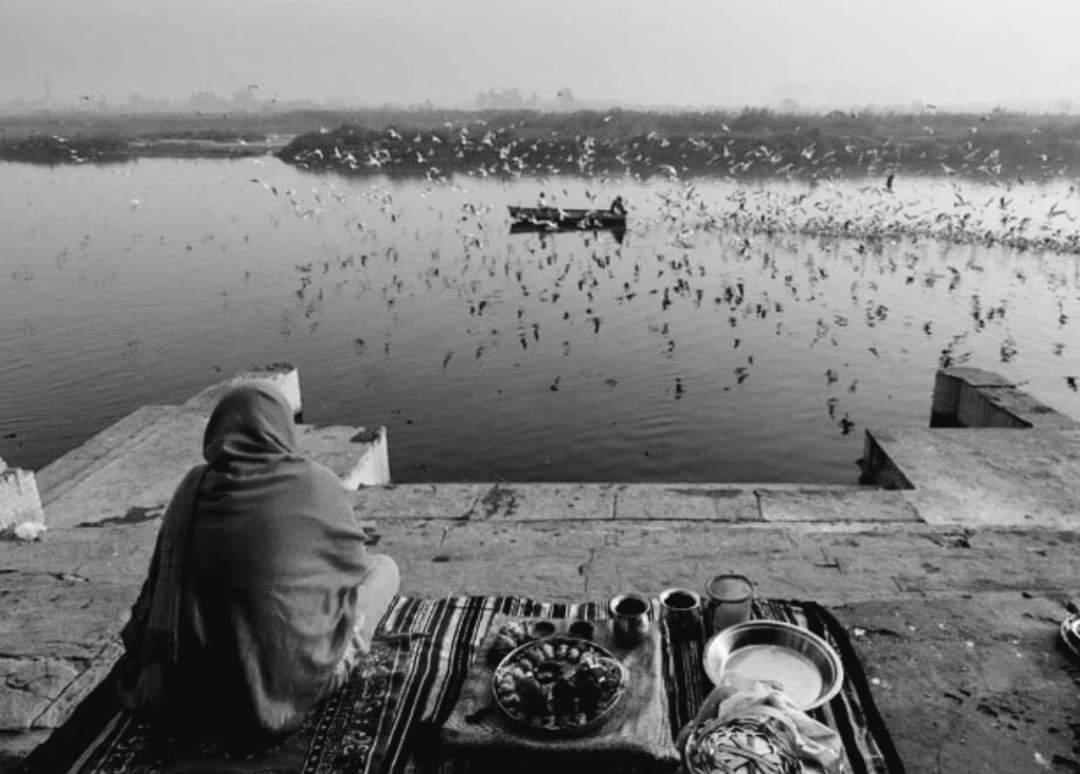 Bir kavramın kesinliği erişilemezin dışlanmasıdır. Çünkü kavranan şeyin kavramıyla özdeşliğini reddeden neyse ne'liği, kavramın dağılmaması uğruna, kavrayıştan "başka bir tertipleme" talebinde bulunur.