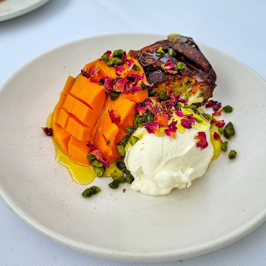 The really nice #dessert @joy_at_portobello - Sweet #mango and pistachio #cake , great combo. Good find @smile_uk 👍🏼
.
.
#londonfoodguide #foodofinstagram #igfood #foodgram #foodstyling #buzzfeast #foodphotography #feedfeed #forkyeah #EEEEEATS #dailyfood… instagr.am/p/CPyNSRGHjn4/