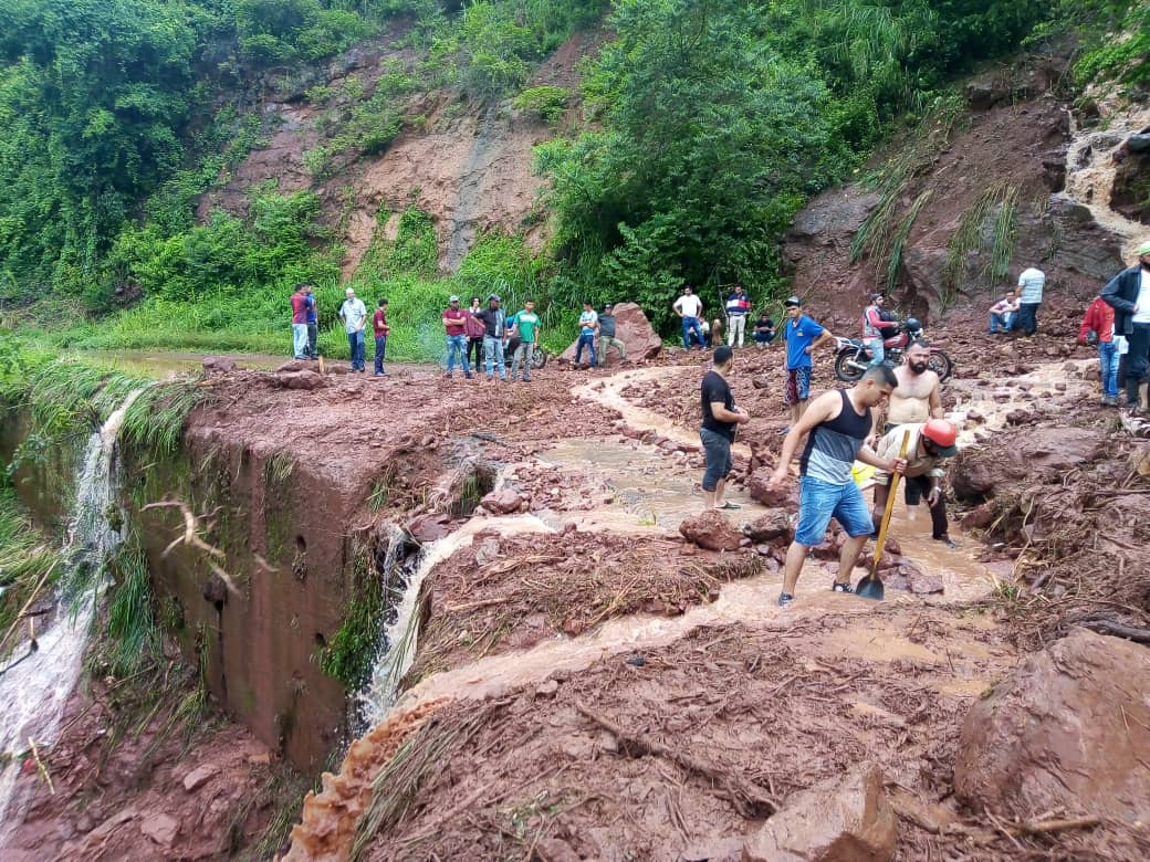 TÁCHIRA | Incomunicados los municipios Seboruco y Jáuregui por derrumbes. 

Un derrumbe en la vía principal que conecta estos municipios cubre gran parte de la vía ubicada a 83 Kilómetros de San Cristóbal su capital.  

Los vecinos intentan retirar los obstáculos de la vía