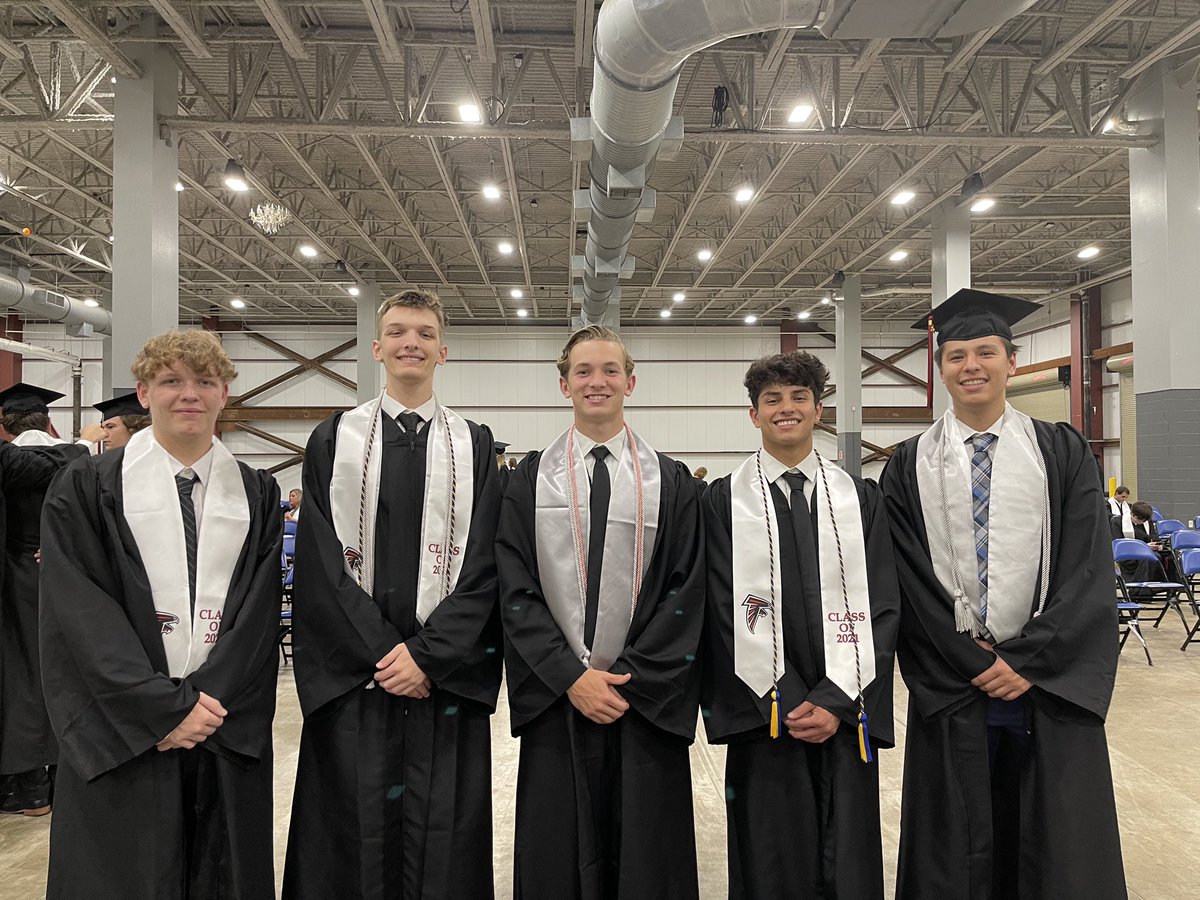 HuffmanHoops's tweet photo. Been a quick 4 years for these 5. Onward and upward boys. #findawayfamily @DanielRiosss @JacobHarvey01 @Brendan798 @Cardenasjr_4 @jameroncohnston #goatmanager https://t.co/lACV47vb60