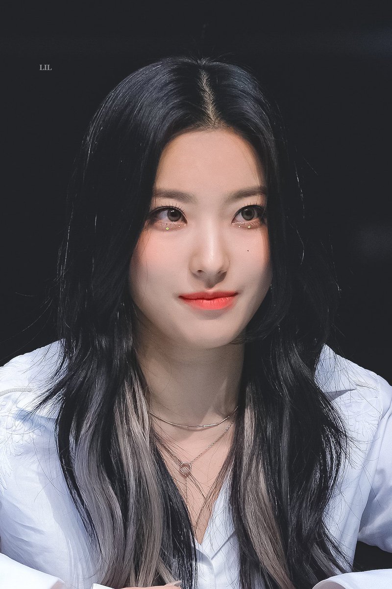 leesaerom0107's tweet photo. 210605 #프로미스나인 #이새롬 #fromis_9 #leesaerom @realfromis_9 https://t.co/JVjbgq18rS