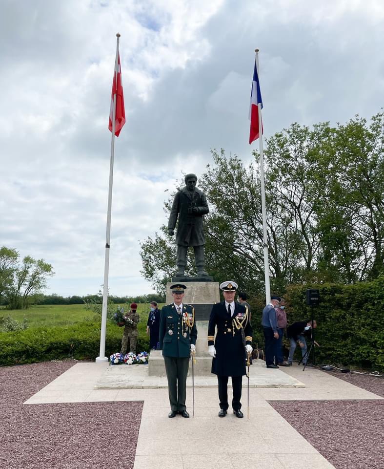 forsvaretdk's tweet photo. I dag er det 77 år siden, at 800 danske sømænd vovede livet for Europas frihed ved D-dag i Normandiet. H.K.H. Prins Joachim og Danmarks repræsentant i NATO, generalløjtnant M.A.L.T. Nielsen, ærede i dag sømændene ved det danske monument i Sainte Marie-du-Mont. #dkforsvar https://t.co/EldWOPtLPq