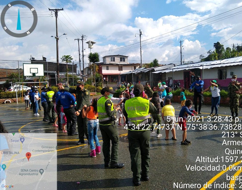 Ejercito_Div5's tweet photo. Con una jornada de entretenimiento y salud, los hombres del #BASPC8 y la @PoliciaColombia llegan al sector de La Mariela en Armenia #Quindío, fortaleciendo los lazos con la comunidad y recordando los protocolos de bioseguridad para prevenir la #Covid19
#OperaciónSanRoque2 https://t.co/OTvmJD8gmn